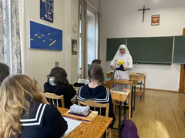Liceum Sióstr Niepokalanek w Wałbrzychu prowadzi zajęcia w małych klasach, poziom nauczania jest wysoki, wszyscy uczniowie zdają maturę