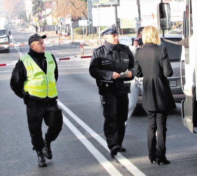 Policjanci pouczają kierowców przy przejeździe w Chełmku