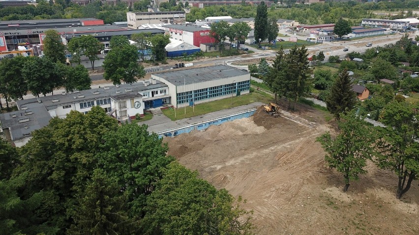 To koniec kultowego basenu Tęczy przy ulicy Zagnańskiej w Kielcach. Czy powstanie tam osiedle? (ZDJĘCIA)