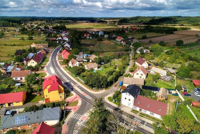 Najbogatszą gminą w Polsce jest Kleszczów w województwie łódzkim z kwotą z wpływów podatkowych blisko 30 tys. zł na jednego mieszkańca. Na szarym końcu znajduje się Potok Górny w województwie lubelskim z kwotę zaledwie 524 zł. Lubuskim gminom daleko do rekordzisty i na szczęście także do tych, zamykających stawkę. 

Ministerstwo Finansów co roku publikuje wskaźniki dochodów podatkowych w przeliczeniu na jednego mieszkańca. Stanowią one podstawę do wyliczenia rocznych kwot części wyrównawczej subwencji ogólnej i wpłat na dany rok dla gmin, powiatów i województw.  Podstawą do wyliczenia wskaźników na 2022 rok były dane o dochodach podatkowych za 2020 r. wg stanu na 30 czerwca 2021 r.

Z zestawienia wynika, że najbogatszą gminą jest Kleszczów z kwotą 29 704,36 zł. W pierwszej dziesiątce znalazły się m.in. Polkowice (6 585,53) i Rewal (6 311,58). Wskaźnik dla najbogatszej lubuskiej gminy wynosi 3 313,07 zł, a dla najbiedniejszej - 1 028,56 zł. 

W galerii przedstawiamy ranking lubuskich gmin od najbiedniejszej do najbogatszej.