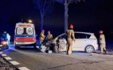 Groźny wypadek w gminie Wartkowice. W zderzeniu dwóch pojazdów ucierpiały trzy osoby ZDJĘCIA