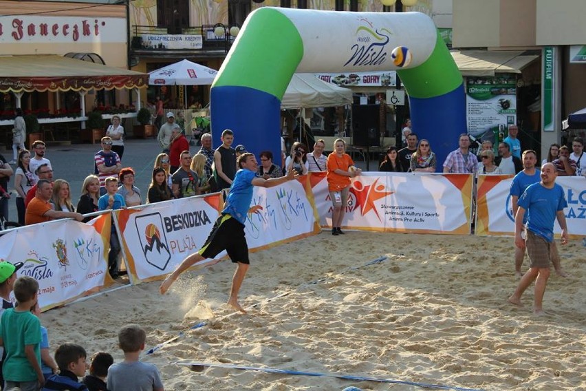 Piotr Żyła podczas meczu na Beskidzkiej Plaży