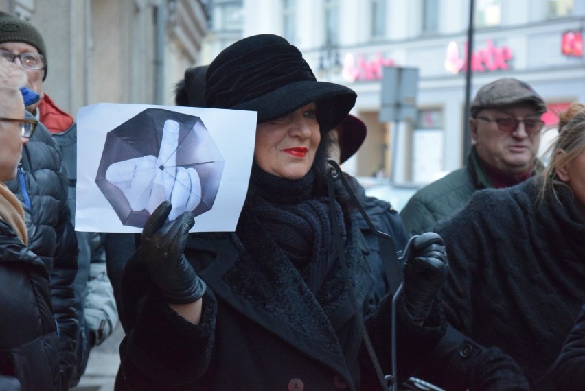 Czarny piątek w Kaliszu. Protest kobiet pod siedzibą PiS