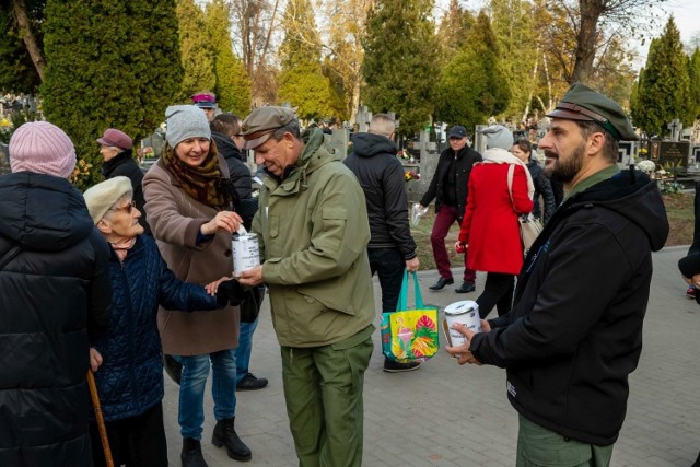 Datki na renowację zabytkowych nagrobków na Cmentarzu Farnym w Białymstoku zbierało do puszek ponad sto osób