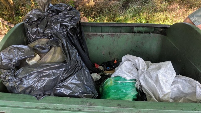 Skwierzyna, teren nad Obrą. Pojemniki ze zużytym olejem silnikowym