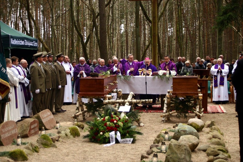 Pogrzeb leśniczego z Dobrzycy. Ponad pół tysiąca osób pożegnało Aleksandrę i Zdzisława Krause [FOTO]