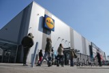 Lidl, Biedronka, Dino i inne sklepy wydłużają godziny pracy. Pracownicy: To pazerność czy bezduszność?