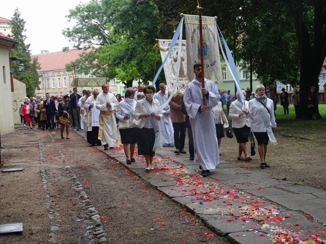 Dziś w Chełmnie przeszła procesja Bożego Ciała. W obecnej sytuacji, czyli w czasie pandemii koronawirusa, procesja była inna niż zwykle. Wierni nie przeszli ulicami miasta, ale do czterech stacji wokół kościoła. Zobaczcie zdjęcia z religijnej uroczystości.