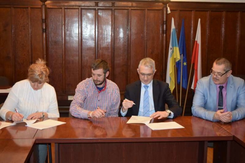 Siedem Stowarzyszeń z naszego powiatu podpisało umowy na realizację inwestycji o łącznej wartości blisko 300 tys. zł!