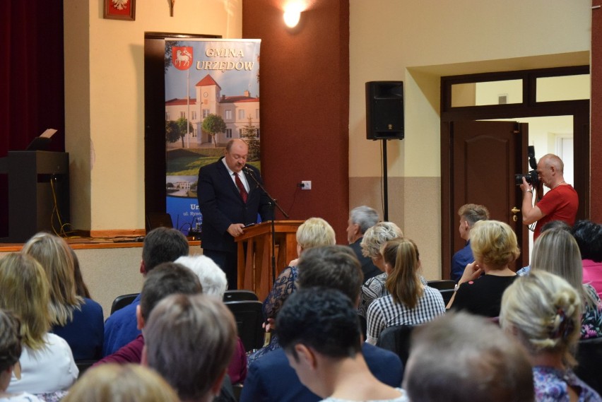 Burmistrz Urzędowa wręczył stypendia najlepszym uczniom. Zobacz zdjęcia!