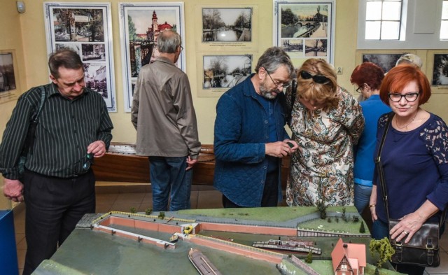 W Muzeum Kanału Bydgoskiego przy ul. Nowogrodzkiej odbyło się otwarcie wystawy „Śluzy Starego Kanału Bydgoskiego”. Na kilkudziesięciu planszach, unikalnych fotogramach oraz na makiecie przedstawione zostały poszczególne śluzy, z których część już nie istnieje. „Stary Kanał to prawdziwy skarb Bydgoszczy” - mówił podczas wernisażu dyrektor muzeum, Tomasz Izajasz. Zapowiedział też kontynuację starań o wpisanie kanału na listę dziedzictwa kulturowego UNESCO.