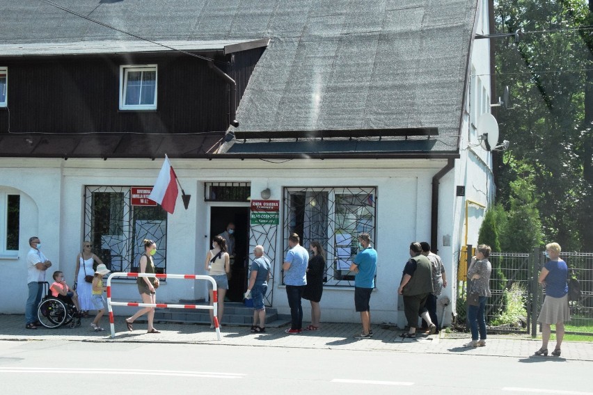 Tuż po południu tłoczniej zrobiło się przy lokalu wyborczym...