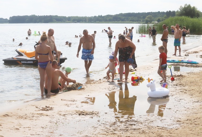 Zalew Domaniowski każdego lata przyciąga tłumy plażowiczów....