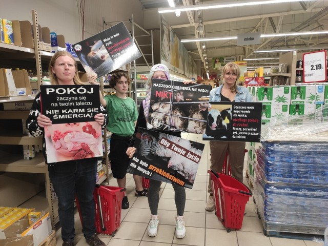 Aktywiści protestowali w galerii handlowej i supermarketach.