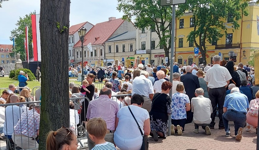 Procesja Bożego Ciała w katedrze w Łowiczu olśniewała kolorami strojów uczestników