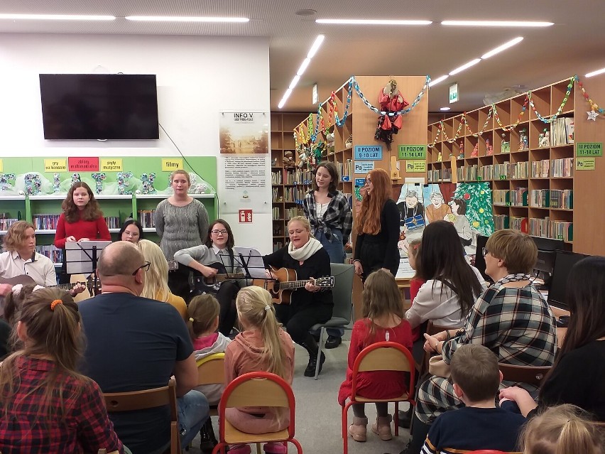 Malbork. Biblioteka miejska rozstrzygnęła konkurs na kartki świąteczne dla całych rodzin