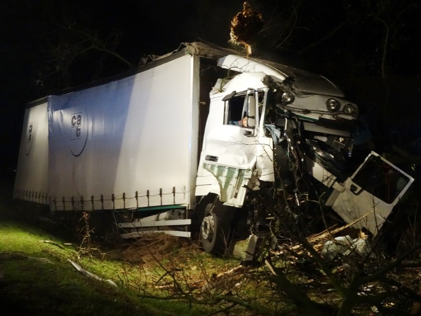 Wypadek w Wolicy Pustej: Ciężarówka wypadła z drogi i...