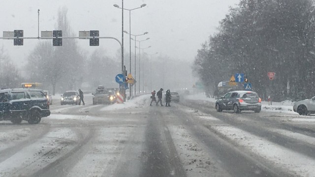 DK 94 w Olkusz. Kierowcy uważajcie na pieszych. Im też nie jest łatwo