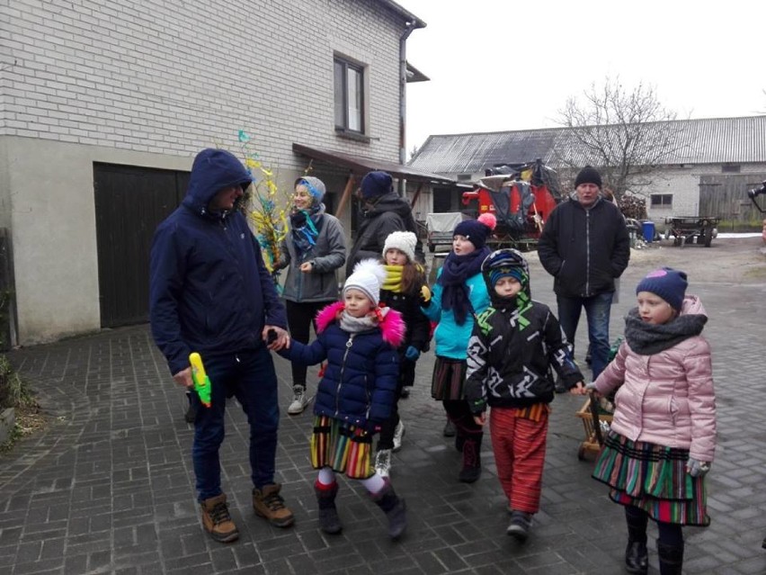 Śmigus Dyngus w Rzeczycy. Dzieci chodziły po domach z kogutkiem [ZDJĘCIA]