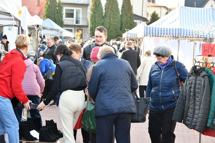 Mnóstwo ludzi na targowisku w Busku-Zdroju. Cu kupowano? Zobacz zdjęcia