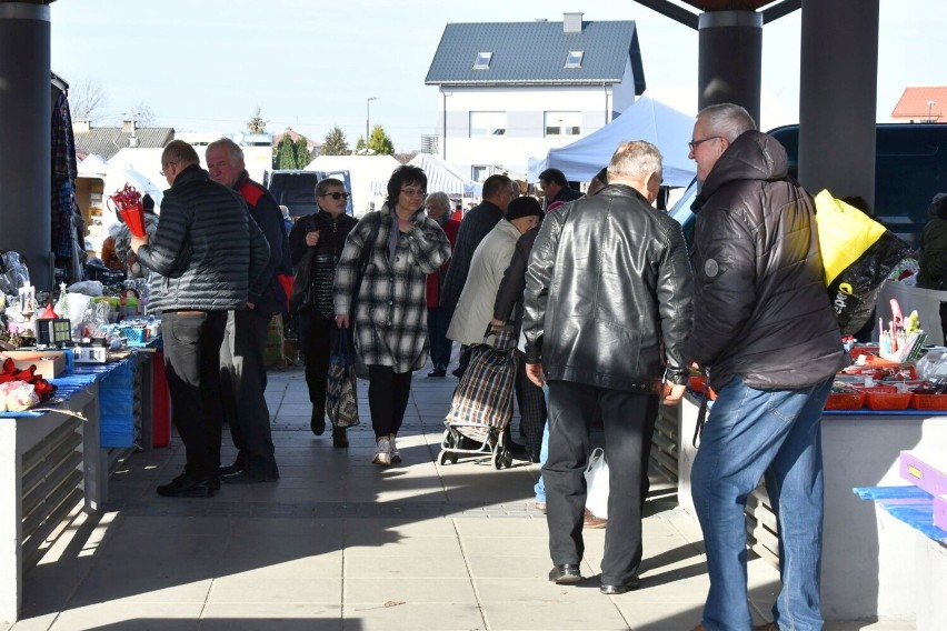 Mnóstwo ludzi na targowisku w Busku-Zdroju. Cu kupowano? Zobacz zdjęcia