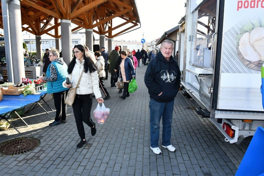 Mnóstwo ludzi na targowisku w Busku-Zdroju. Cu kupowano? Zobacz zdjęcia