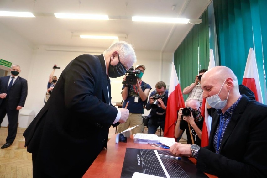 Jarosław Kaczyński w lokalu wyborczym