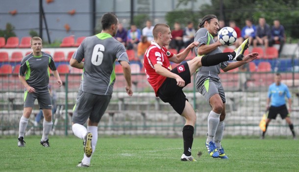 Do przerwy oleśnicki MKS przegrywał przy Brzozowej 0:1. Bramkarz Pogoni Kacper Rogala skapitulował w 35. min. spotkania. W drugiej połowie zawodnicy MKS-u próbowali odwrócić losy meczu, ale sama ambicja i wola walki nie wystarczyły na zmianę wyniku. Na domiar złego tuż przed końcowym gwizdkiem arbitra goście strzelili drugą bramkę, po dośrodkowaniu z rzutu wolnego.

Pogoń Oleśnica - LKS Stary Śleszów 0:2 (0:1)