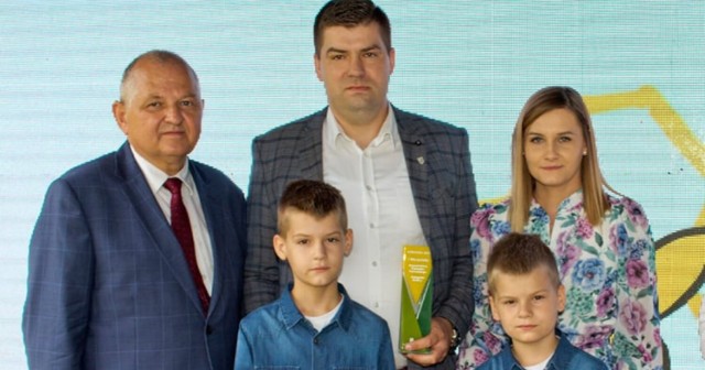 Patryk Chojnicki z Makówca został wicemistrzem województwa w prestiżowym konkursie AgroLiga 2021. Na zdjęciu z żoną, synami i  dyrektorem ODR, Ryszardem Zarudzkim