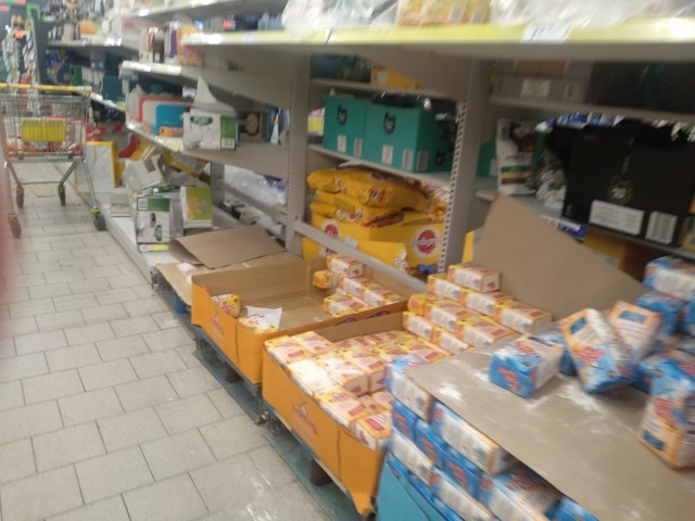 Mąka, makarony, ryż, woda butelkowana, papier toaletowy - te produkty są masowo wykupowane z supermarketów w Pińczowie i powiecie pińczowskim. Ma to związek z obawą przed epidemią koronawirusa. Oto jak wyglądały sklepowe półki wieczorem w środę, 11 marca.

Z półek supermarketów w szybkim tempie znikają produkty z odległą datą ważności, a także woda butelkowana i papier toaletowy. Mieszkańcy wykupują także środki czystości, mydło, czy podpaski. 

Sklepowe półki zaczynają świecić pustkami w pińczowskiej Biedronce oraz w supermarkecie Dino w Gackach. Natomiast w Delikatesach Centrum w Pińczowie produktów nie brakuje. 

Prosimy o przesyłanie na adres mejlowy: chrobot@echodnia.eu aktualnych zdjęć z poszczególnych sklepów wraz z opisem, gdzie zostało zrobione. 


Na zdjęciu Biedronka Pińczów. WIĘCEJ NA KOLEJNYCH SLAJDACH>>>

Zdjęcia prezentowane w galerii powyżej wykonano w wieczornych godzinach w środę, 11 marca. Zdjęcia otrzymaliśmy dzięki uprzejmości: chroberz.info