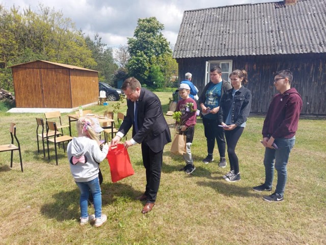 Gm. Widawa. Mieszkańcy Siemiechowa posprzątali swoją wieś. W nagrodę były drzewka i piknik