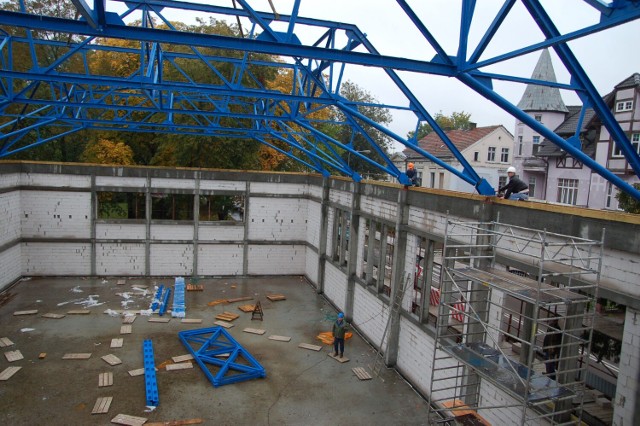 Zdjęcia z montażu dachu nowej hali sportowej I LO Szczecinek
