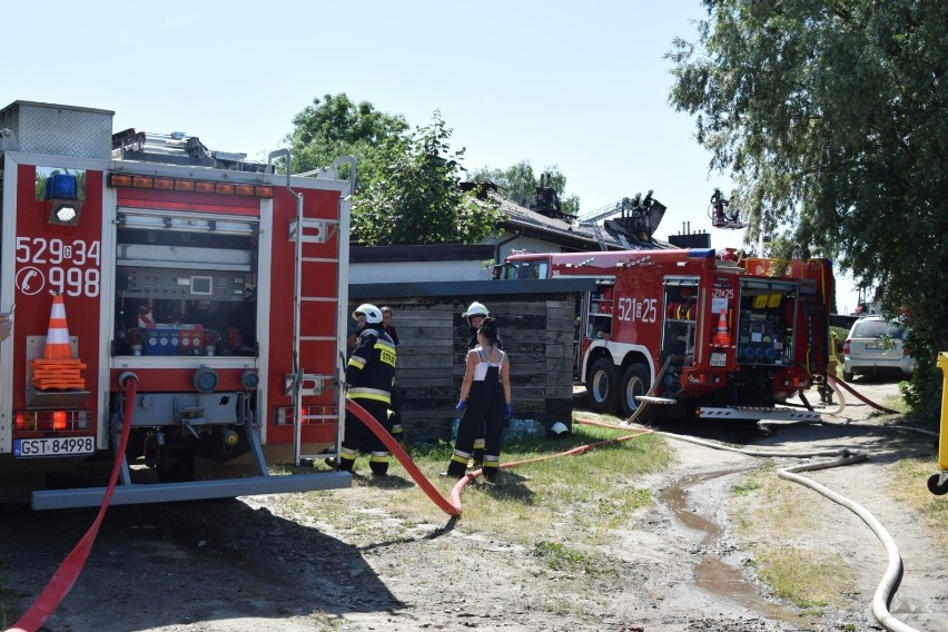 Pożar budynku socjalnego w Jabłowie. Na miejscu pracowało 7 zastępów straży pożarnej 