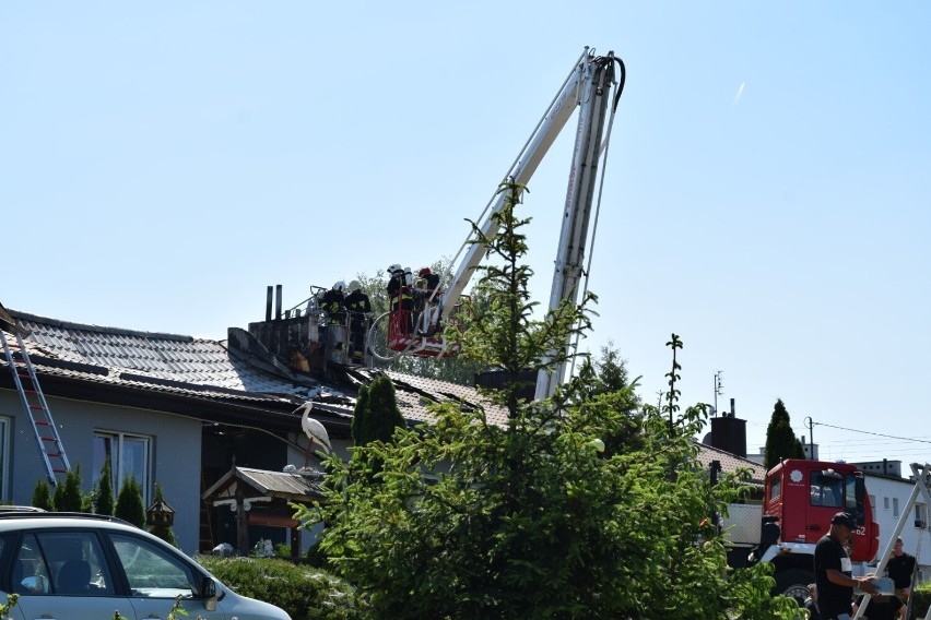 Pożar budynku socjalnego w Jabłowie. Na miejscu pracowało 7 zastępów straży pożarnej 