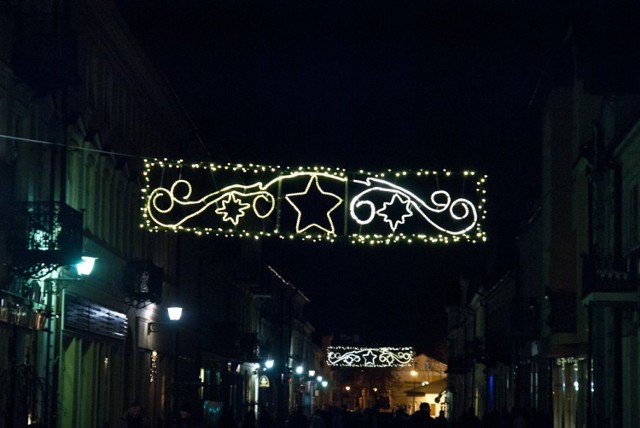 Iluminacja świąteczna w Płocku. Miejskie dekoracje już rozświetliły ulice [ZDJĘCIA]