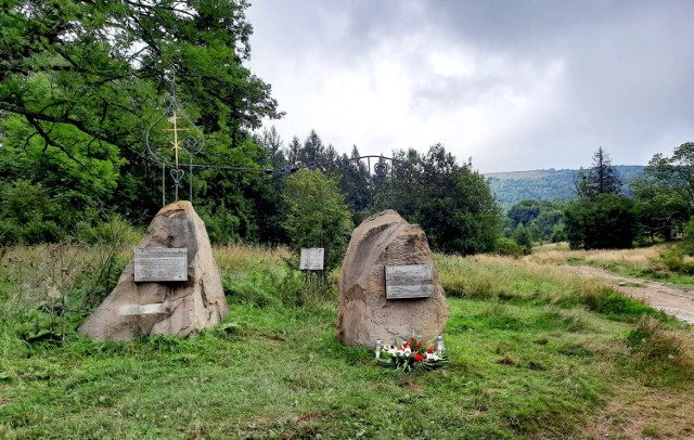 Pomnik Jerzego Harasymowicza na Przełęczy Wyżnej w Bieszczadach