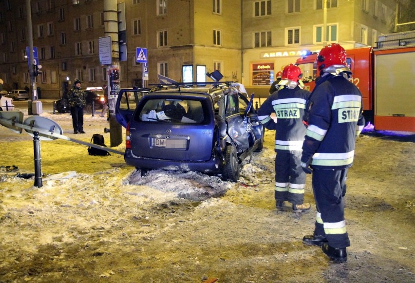 Wrocław: Groźny wypadek na Kołłątaja. Opel zderzył się z autobusem MPK (ZDJĘCIA)