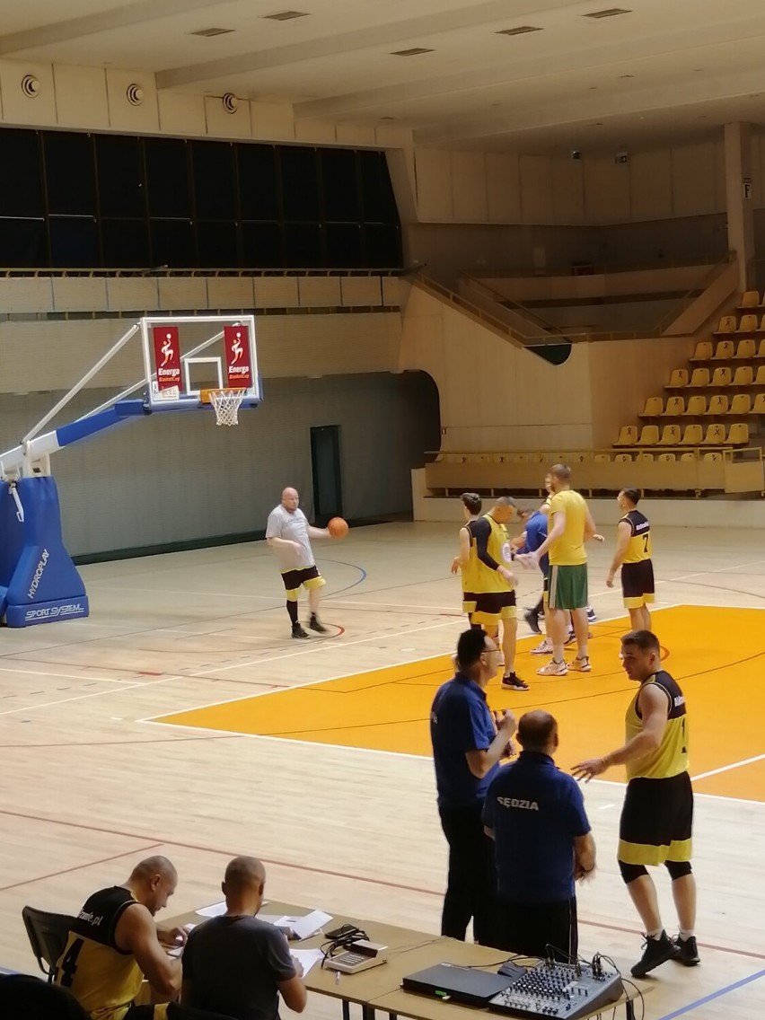Chełmska Liga Koszykówki o Puchar Dyrektora MOSiR Chełm w trakcie. Zobacz zdjęcia
