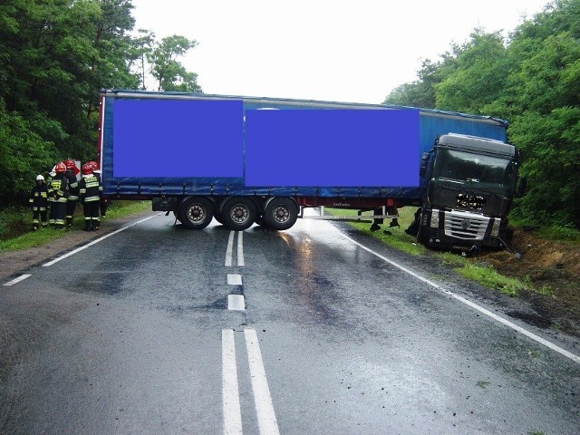 Kolejny już wypadek w Białej Panieńskiej, gm. Rychwał. Tym razem TIR marki Renault Magnum z naczepą, wpadł w poślizg. Samochód zjechał z jezdni na pobocze, zupełnie tarasując naczepą jezdnię. 

Zobacz więcej: Wypadek w Białej Panieńskiej. Tir zatarasował drogę [ZDJĘCIA]