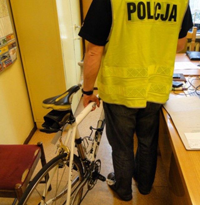 Za kradzież roweru złodziejowi grozi grzywna do 5 tys. zł, gdy rower warty jest do 420 zł. Jeśli jest droższy, to rabuś może dostać do 5 lat więzienia (kradzież) lub do 10 lat (kradzież z włamaniem)