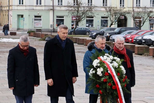 Uroczystości upamiętniające 104. rocznicę wybuchu powstania wielkopolskiego pod pomnikiem Józefa Piłsudskiego na placu Wolności w Kielcach