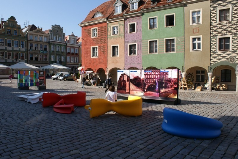 Poznań: Nowe, kolorowe ławki na Starym Rynku [ZDJĘCIA]