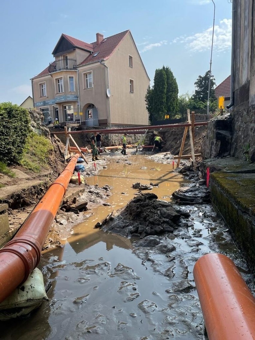 Budowa nowego mostu w Barwicach. Dłuższa droga dla pieszych [zdjęcia]