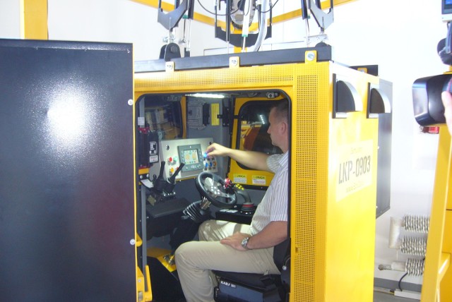 Nowy symulator maszyny górniczej - ładowarki wprowadzono do pogram,u szkoleń w MCKK w Lubinie.