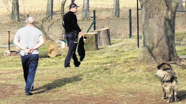 Proboszcz rzucił się z siekierą na parafiankę