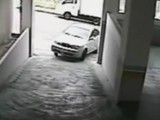 Kobieta próbuje wjechać na parking [film]