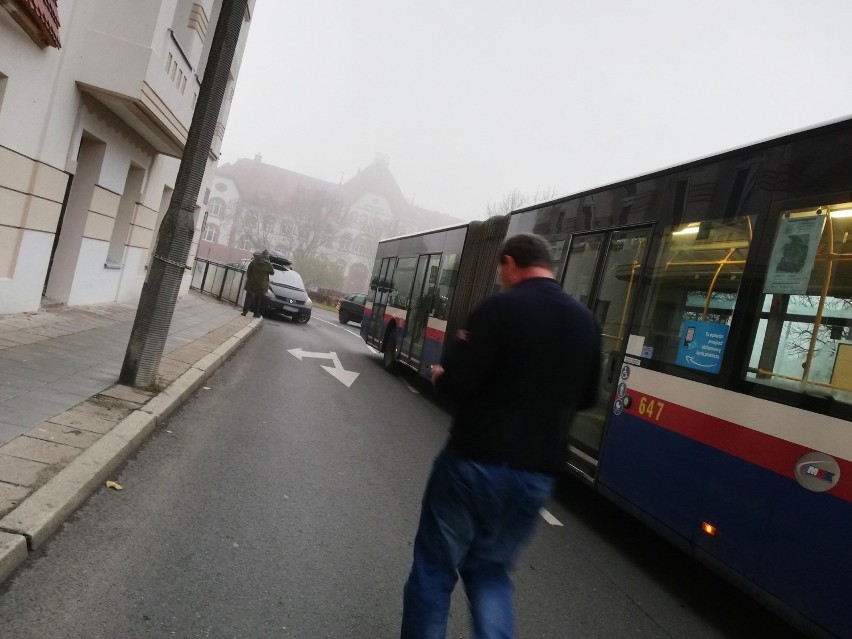 Do zderzenia doszło na łuku za placem Weyssenhoffa (w...