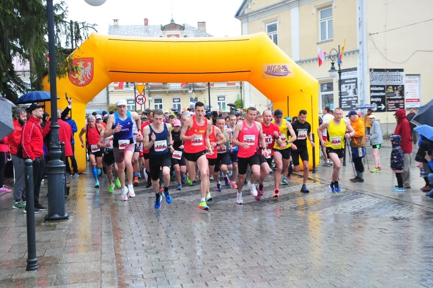 Krośnieński Bieg Konstytucji i Zawody Nordic Walking. Na mecie zameldowało się ponad 200 uczestników [ZDJĘCIA]