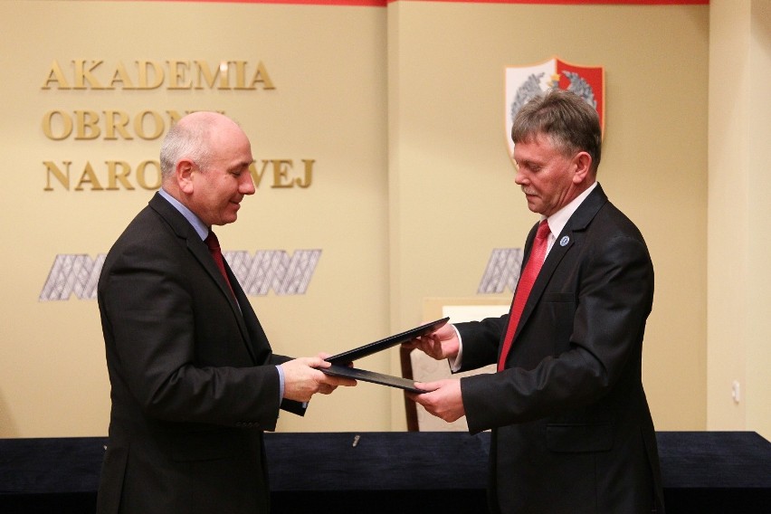 Podpisanie umowy między Akademią Obrony Narodowej a ZSP nr 1