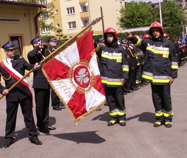 W maju 2012 roku Tomasz Bielich (pierwszy z prawej) został awansowany na stopień starszego strażaka